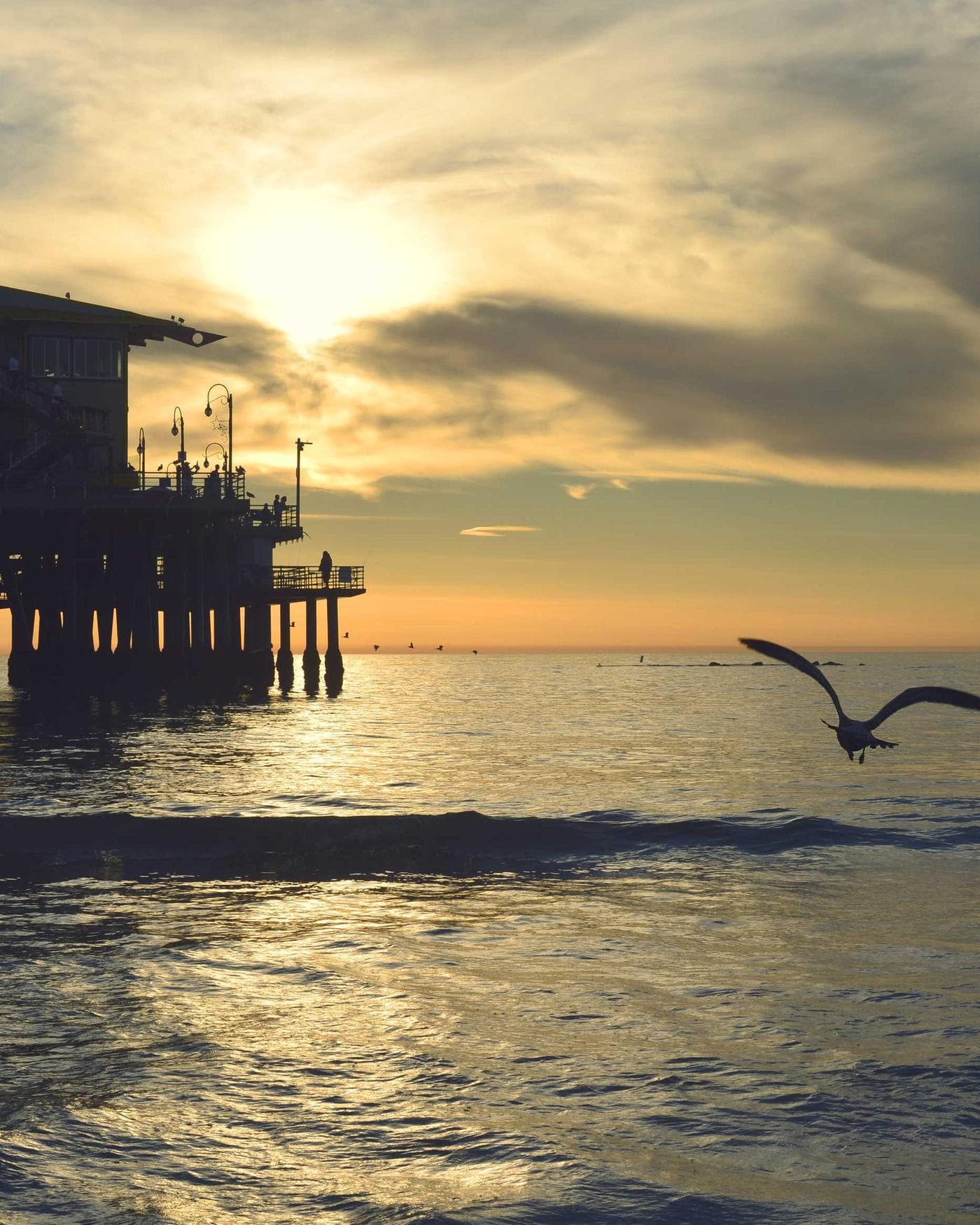 Abendsonne über dem Wasser, ein Steg in der Dämmerung